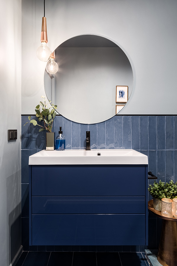 Donkerblauw-interieur-blauwe-muur-blauwe-woonkamer-blauwe bank-blauw-interieur-kleurrijk-interieur-kleur-in-huis-1