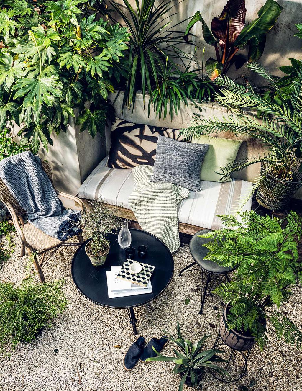 Industriele-tuin-tuininspiratie-zwarte-tuin-stoere-tuin-industrieel-interieur-moderne-tuin-botanische-tuin-loungen-relaxen-tuin-overkapping