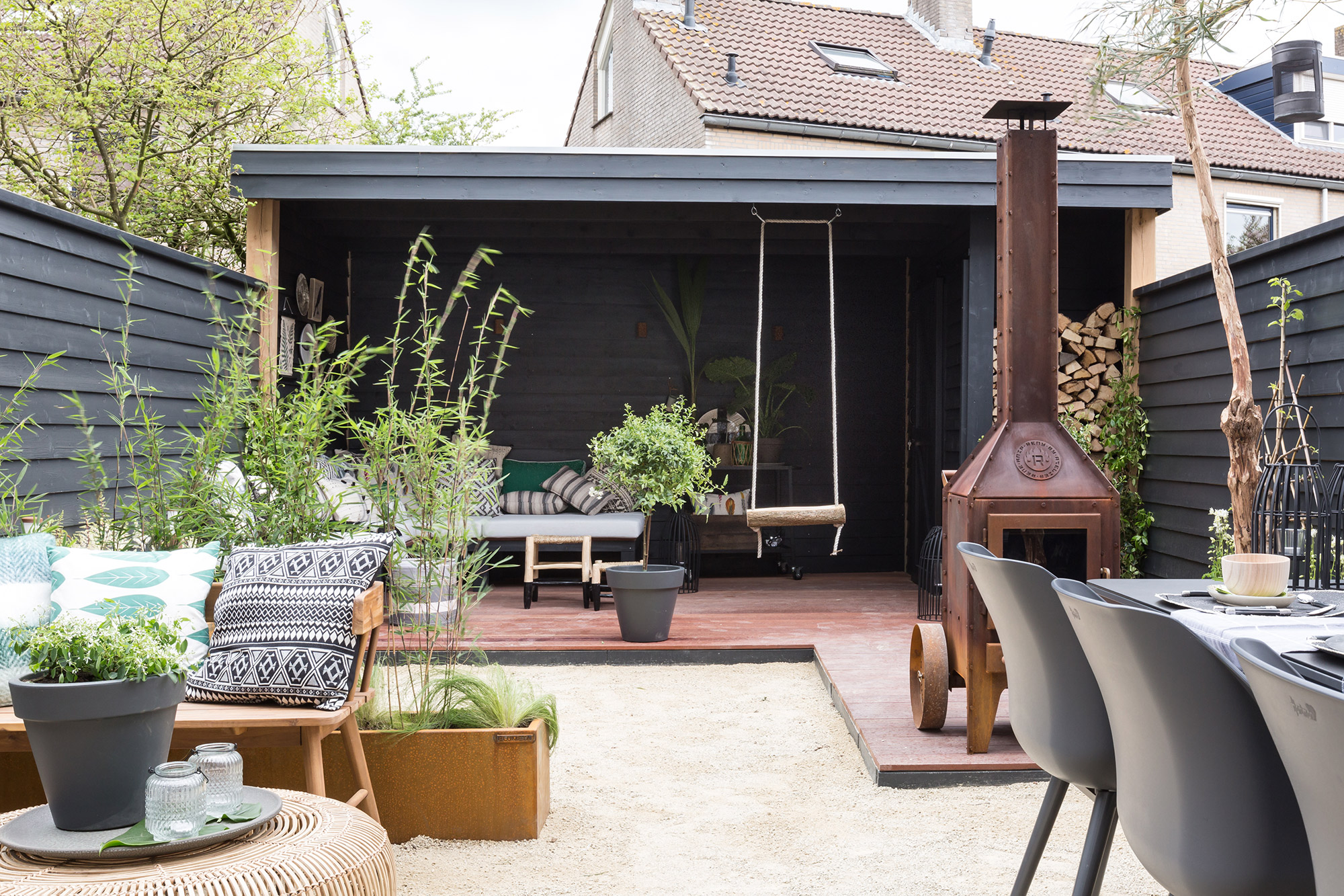 Industriele-tuin-tuininspiratie-zwarte-tuin-stoere-tuin-industrieel-interieur-moderne-tuin-botanische-tuin-loungen-relaxen-tuin-overkapping-1