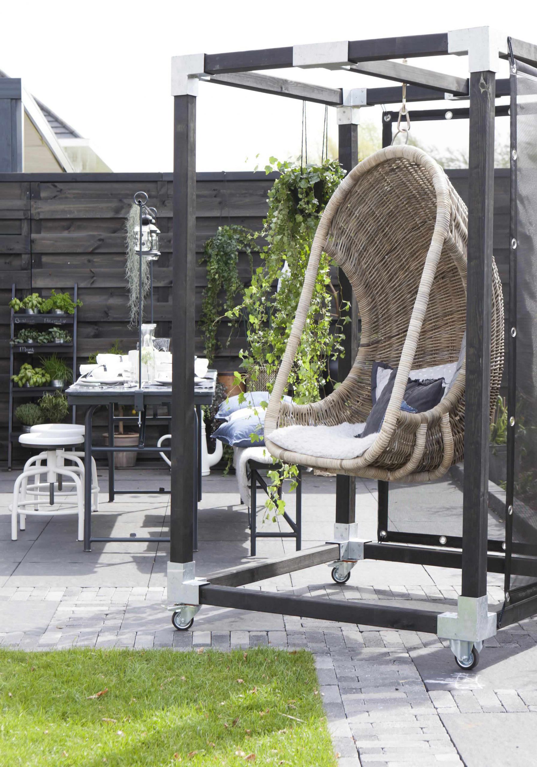 Industriele-tuin-tuininspiratie-zwarte-tuin-stoere-tuin-industrieel-interieur-moderne-tuin-botanische-tuin-loungen-relaxen-tuin-overkapping