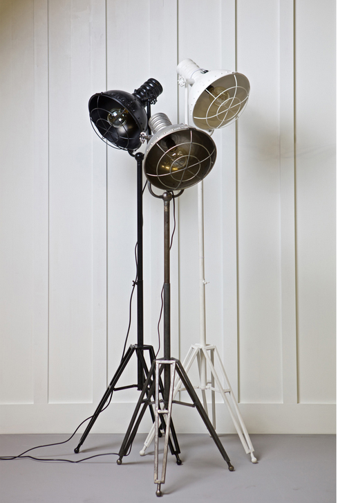 Snelle-industriele-make-over-woonkamer-vloerlamp