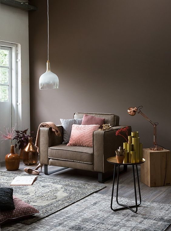 Taupe-kleur-taupe-in-je-interieur-taupe-combineren-taupe-woonkamer-taupe-interieur-taupe-krijtverf-taupe-muren-taupe-meubels