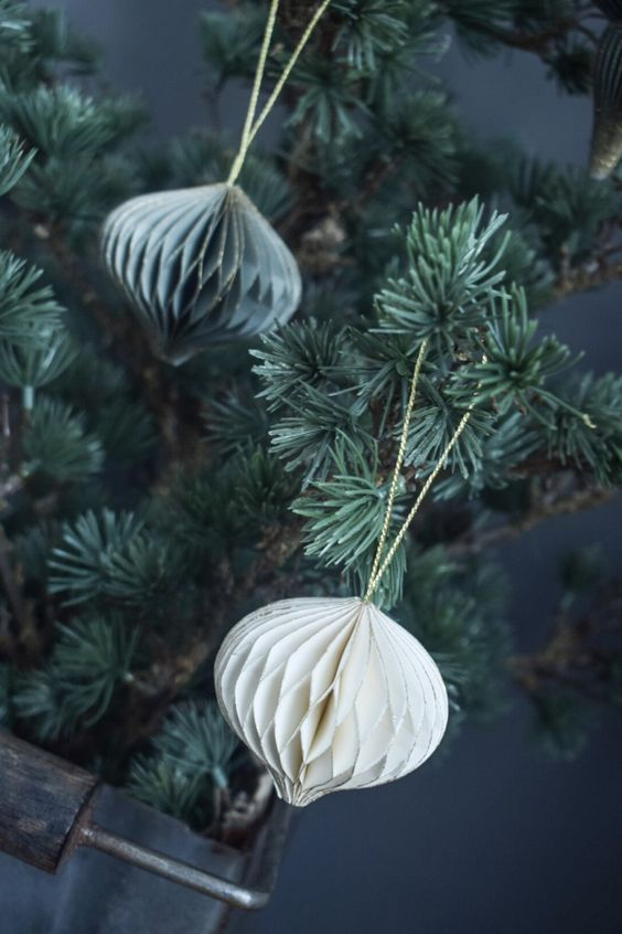 Papieren-kerstversiering-kerstdecoratie-papieren-kerstboom-papier-witte-kerstversiering-zwarte-kerstversiering-binnen-groene-kerstversiering-honeycombs-pompom