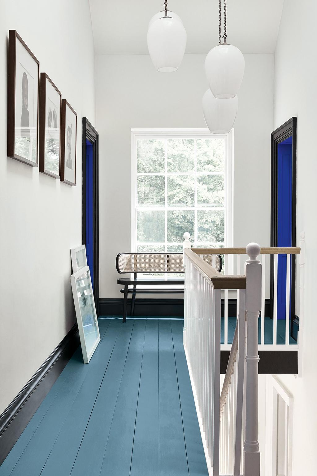 Trendkleur-2020-kleur-jaar-2020-histor-chinese-porcelain-blauw-interieur-blauwe-muur-blauwe-bank