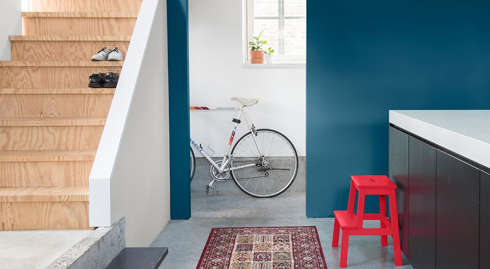 Trendkleur-2020-kleur-jaar-2020-histor-chinese-porcelain-blauw-interieur-blauwe-muur-blauwe-bank