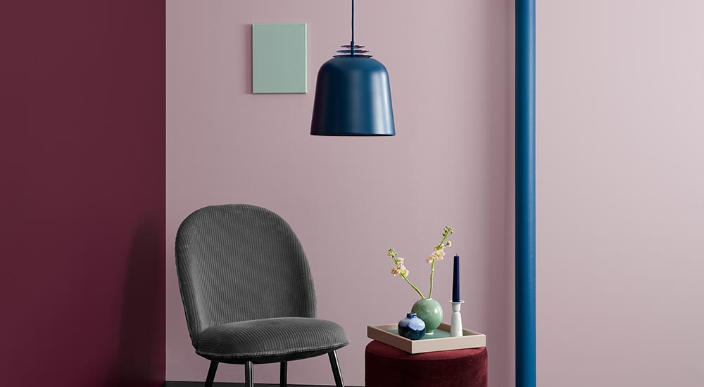 Trendkleur-2020-kleur-jaar-2020-histor-chinese-porcelain-blauw-interieur-blauwe-muur-blauwe-bank