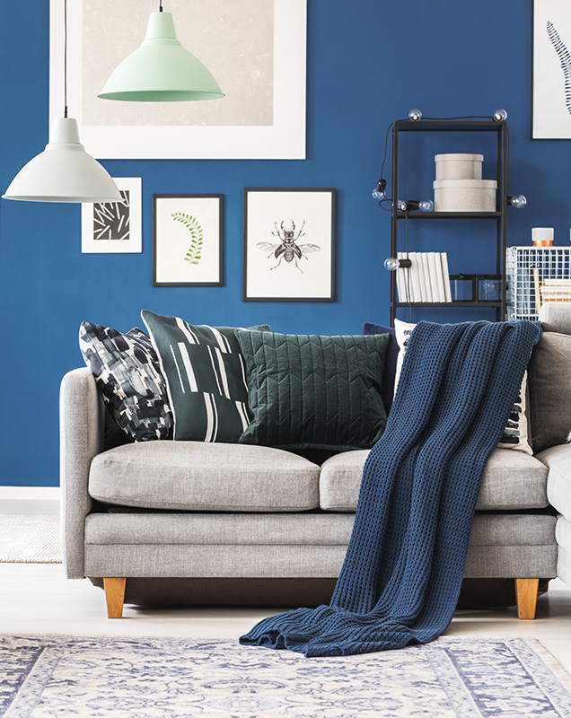 Trendkleur-2020-kleur-jaar-2020-histor-chinese-porcelain-blauw-interieur-blauwe-muur-blauwe-bank