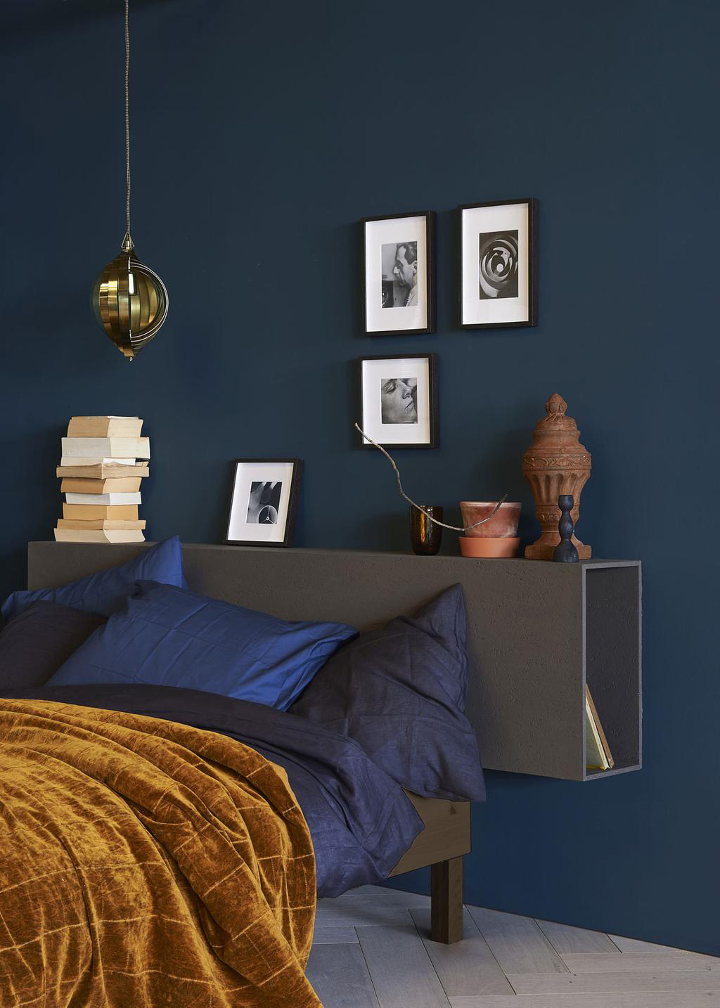 Trendkleur-2020-kleur-jaar-2020-histor-chinese-porcelain-blauw-interieur-blauwe-muur-blauwe-bank