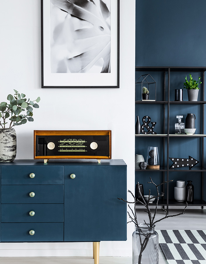 Trendkleur-2020-kleur-jaar-2020-histor-chinese-porcelain-blauw-interieur-blauwe-muur-blauwe-bank