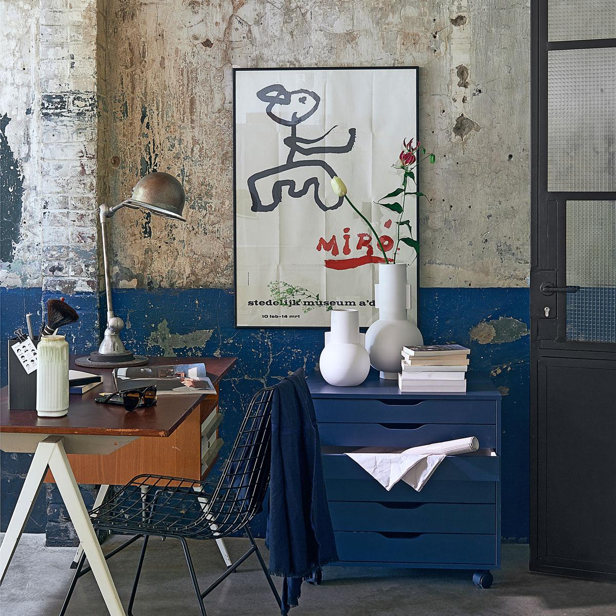 Trendkleur-2020-kleur-jaar-2020-histor-chinese-porcelain-blauw-interieur-blauwe-muur-blauwe-bank