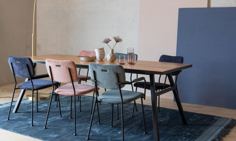 Trendkleur-2020-kleur-jaar-2020-histor-chinese-porcelain-blauw-interieur-blauwe-muur-blauwe-bank