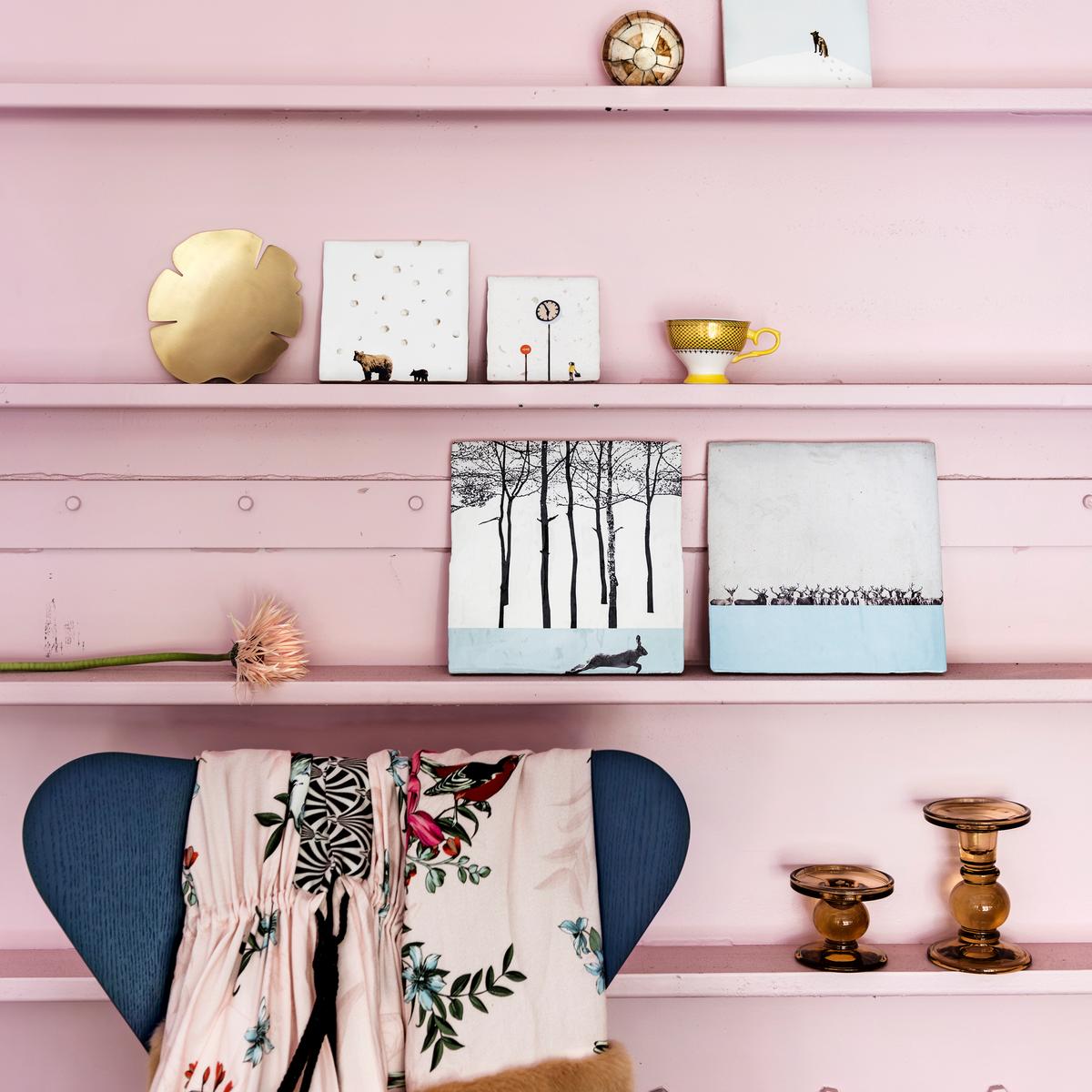 Roze-interieur-roze-woonkamer-roze-bank-roze-stoel-roze-muur-roze-woonaccessoires-roze-industrieel-interieur-roze-slaapkamer-1