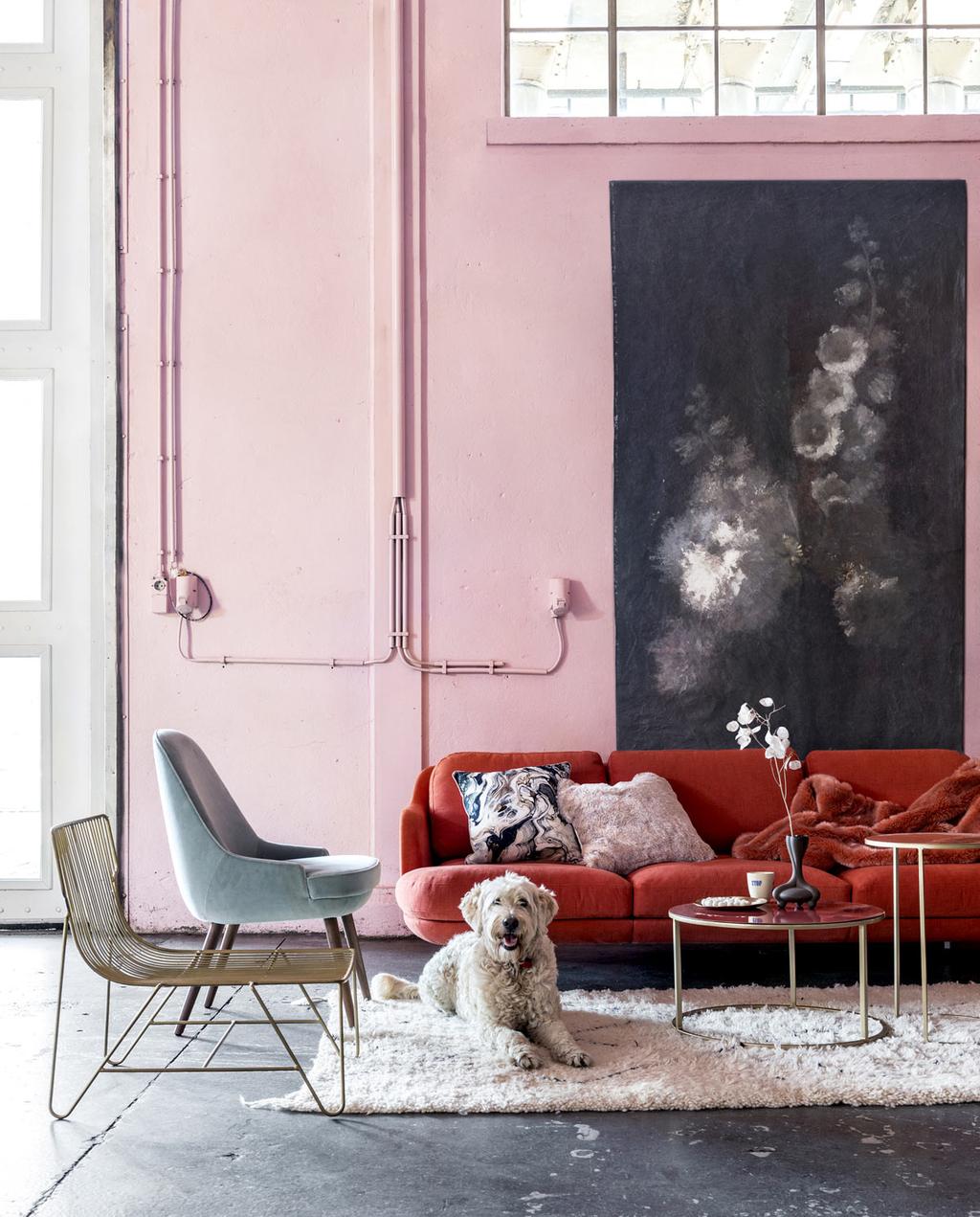 Roze-interieur-roze-woonkamer-roze-bank-roze-stoel-roze-muur-roze-woonaccessoires-roze-industrieel-interieur-roze-slaapkamer-1