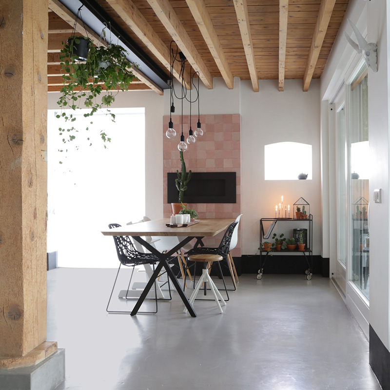 Binnenkijken-oude-boerderij-landelijk-interieur-scandinavische-interieur-industrieel-interieur-schuurwoning-wooninspiratie-interieurinspiratie