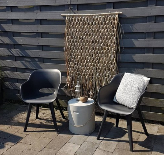 Tuinstoelen-buiten-terrasstoelen-kuipstoelen-buiten-stoer-terras-industriele-tuin-wooninspiratie-zwarte-kuipstoelen-grijze-kuipstoelen