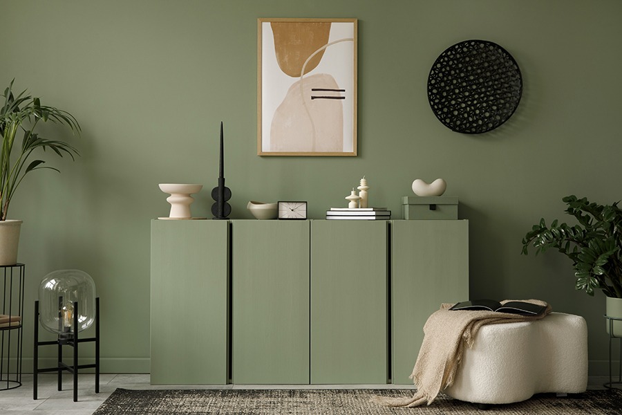 Wat doet de kleur groen in je interieur? Welke kleur past goed bij groen? Groen interieur woonkamer Bruin en groen combineren groen in huis groen in je interieur groene woonkamer de kleur groen combineren met neutrale tinten