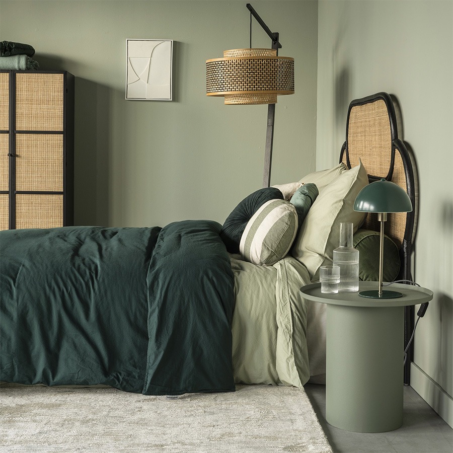 Wat doet de kleur groen in je interieur? Welke kleur past goed bij groen? Groen interieur woonkamer Bruin en groen combineren groen in huis groen in je interieur groene woonkamer de kleur groen combineren met groen en rotan groene slaapkamer