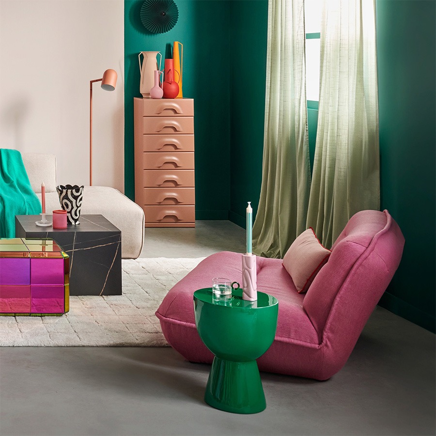 Wat doet de kleur groen in je interieur? Welke kleur past goed bij groen? Groen interieur woonkamer Bruin en groen combinerengroen in huis groen in je interieur groene woonkamer de kleur groen combineren met roze wit en grijs woonkamer groen krukje