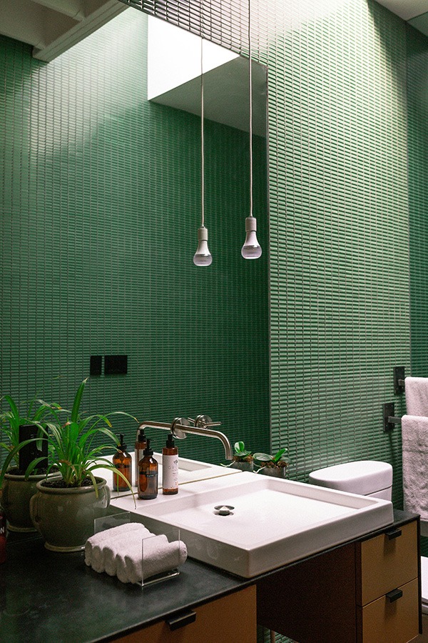 Wat doet de kleur groen in je interieur? Welke kleur past goed bij groen? Groen interieur woonkamer Bruin en groen combineren groen in huis groen in je interieur groene woonkamer de kleur groen combineren met wit groene badkamer