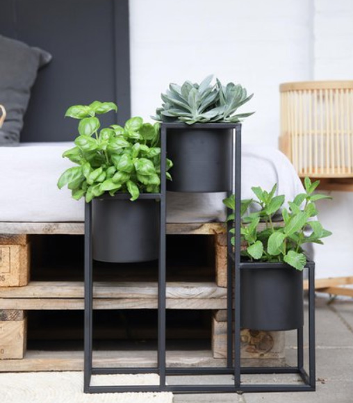 Zwarte-plantenbak-metalen-plantenbak-bloempot-planten-decoratie-botanisch-interieur-scandinavisch-interieur-industrieel-interieur-zwart-interieur-zwarte-decoratie