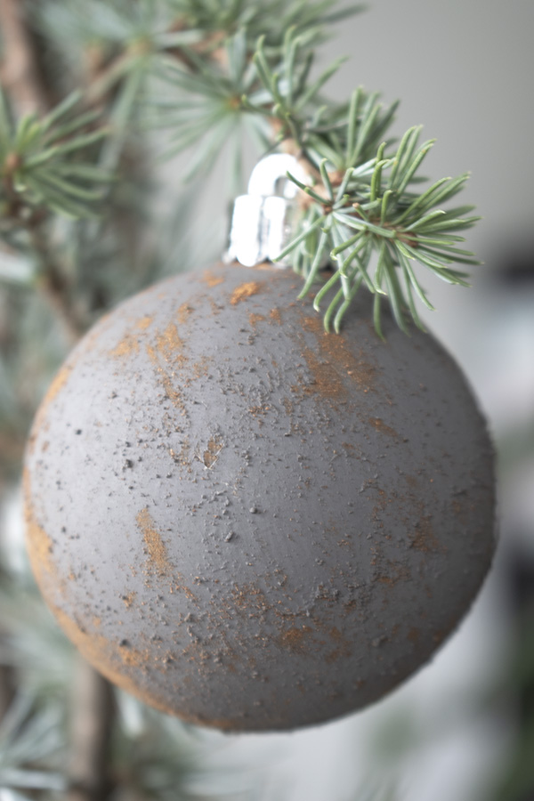 DIY-kerstballen-oude-kerstballen-roest-kerstballen-diy-kerstdecoratie-stoere-kerstballen-bruine-kerstballen-ouderwetse-kerstballen roest kerstballen roestige kerstdecoratie