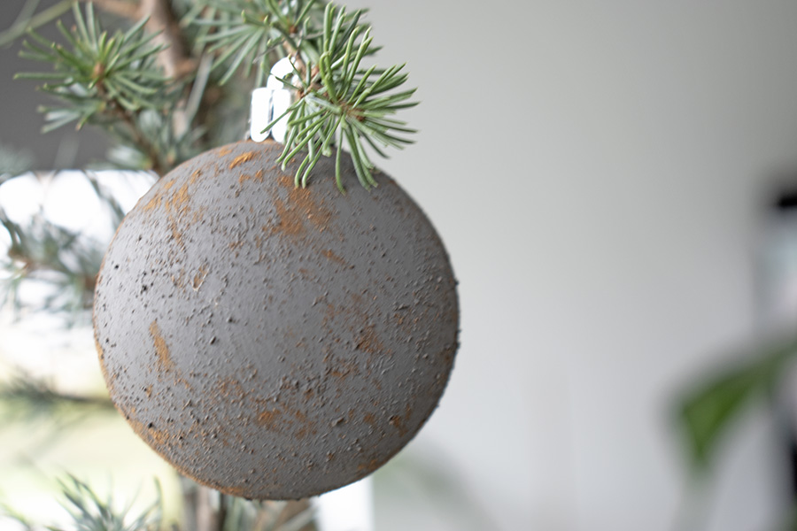 DIY-kerstballen-oude-kerstballen-roest-kerstballen-diy-kerstdecoratie-stoere-kerstballen-bruine-kerstballen-ouderwetse-kerstballen roest kerstballen roestige kerstdecoratie