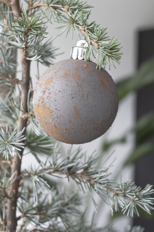 DIY-kerstballen-oude-kerstballen-roest-kerstballen-diy-kerstdecoratie-stoere-kerstballen-bruine-kerstballen-ouderwetse-kerstballen roest kerstballen roestige kerstdecoratie