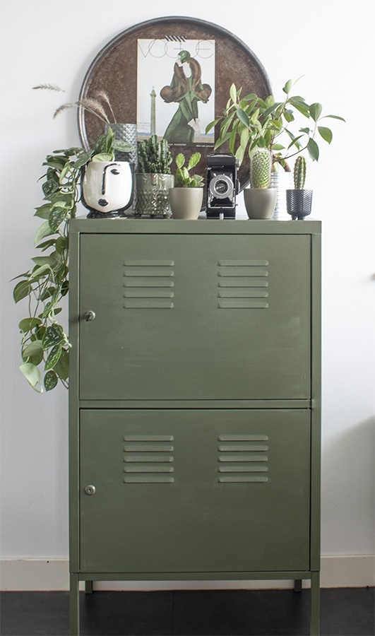 Groene-kast-olijfgroene-kast-groen-kastje-lockerkast-groen-interieur-olijfgroen-interieur-groen-in-huis-botanisch-interieur