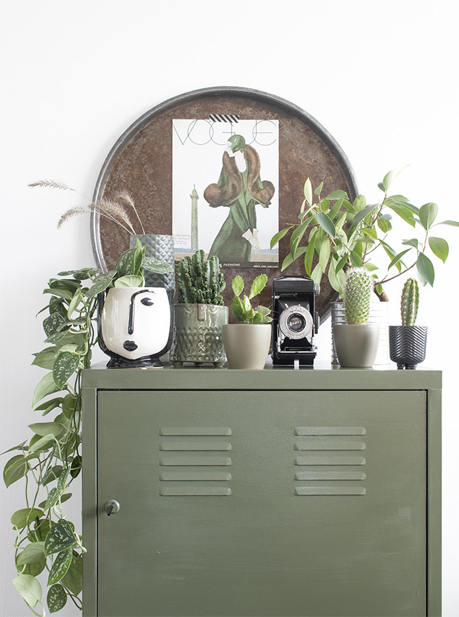 Groene-kast-olijfgroene-kast-groen-kastje-lockerkast-groen-interieur-olijfgroen-interieur-groen-in-huis-botanisch-interieur