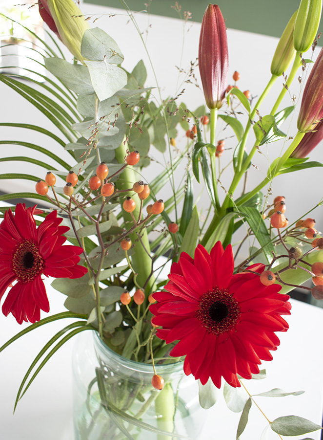 Bloemen-vaas-bankje-zwart-wit-poster boeket bloemen rode bloemen winterboeket vaas eettafel