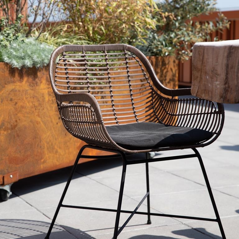 len-buiten-terrasstoelen-kuipstoelen-buiten-stoer-terras-industriele-tuin-wooninspiratie-zwarte-kuipstoelen-grijze-kuipstoelen-buitenstoelen-witte-tuinstoelen-zwarte-tuinstoelen-groene-tuinstoelen