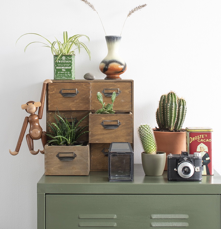 Vintage-retro-vaasje-ikea-hack-groene-locker-groen in huis eclectische woonstijl vintage decoratie