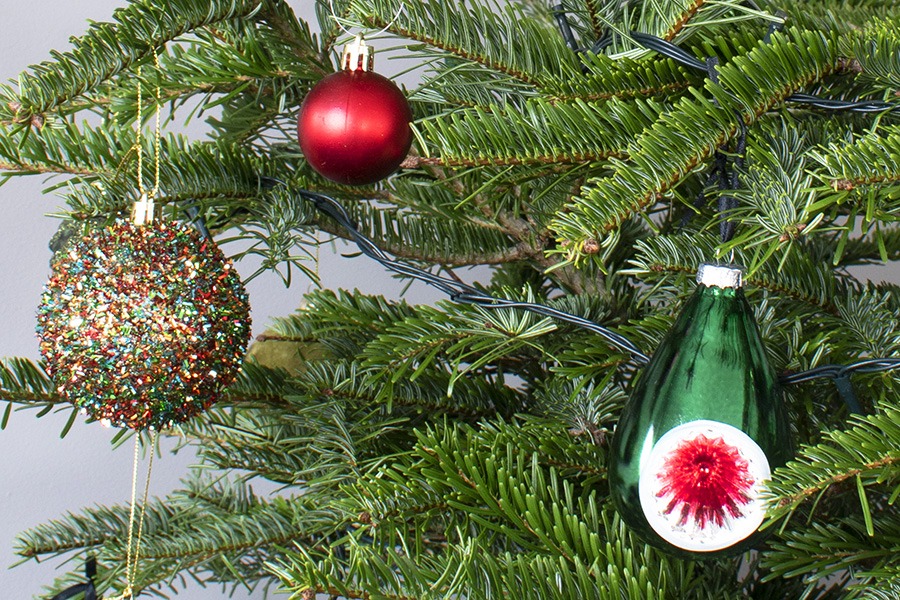 deukbal oude deukballen deukballen kerstbal plastic kerstballen blauwe kerstballen rode kerstballen groene kerstballen kerstballen 2020 kerstballen 2021 kerstbal met deuk deuk kerstballen