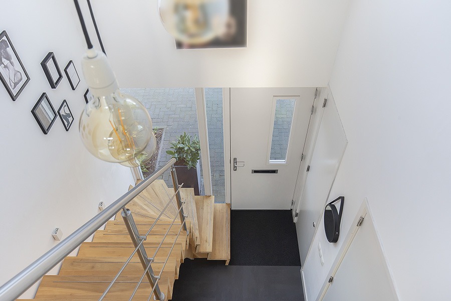 Hal trap Binnenkijken wit interieur eclectisch interieur groen wonen licht interieur nieuwbouwhuis woonkamer inspiratie