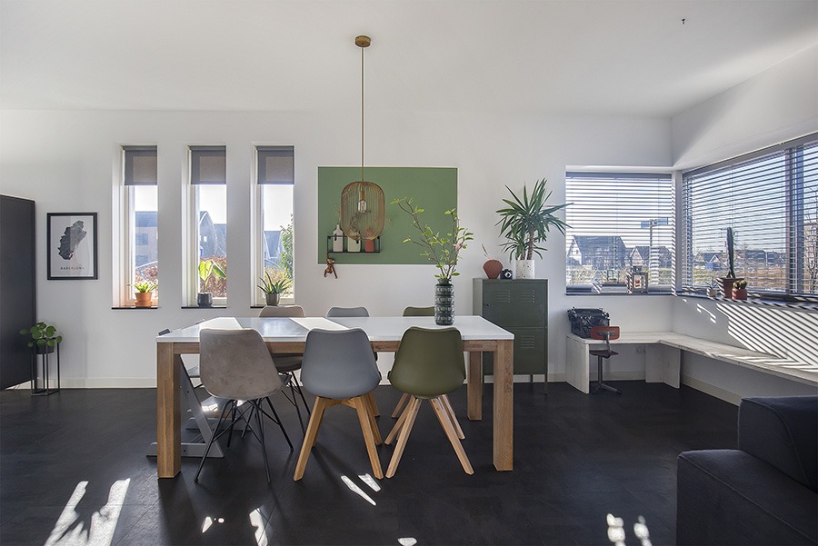 Binnenkijken wit interieur eclectisch interieur groen wonen licht interieur nieuwbouwhuis woonkamer inspiratie