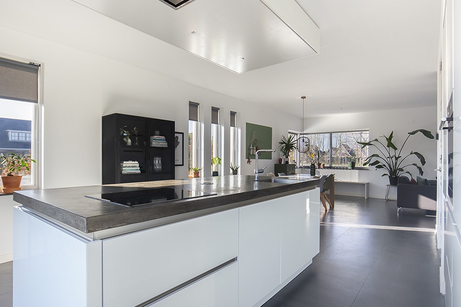 Witte keuken Binnenkijken wit interieur eclectisch interieur groen wonen licht interieur nieuwbouwhuis woonkamer inspiratie