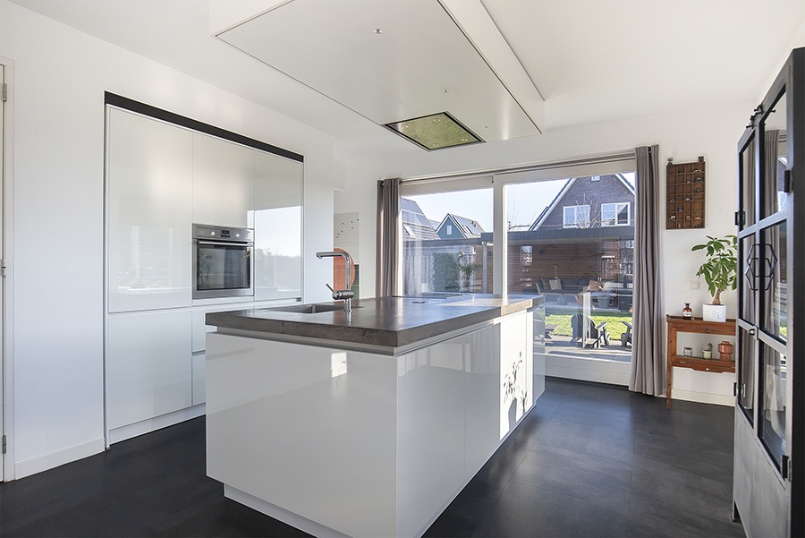 Witte keuken Binnenkijken wit interieur eclectisch interieur groen wonen licht interieur nieuwbouwhuis woonkamer inspiratie