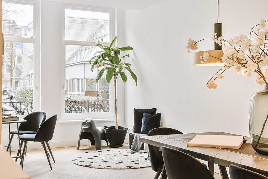 lichte woonkamer witte woonkamer zwart wit woonkamer witte woonkamer inrichten lichte inrichting woonkamer witte huiskamer lichte kleur woonkamer wooninspiratie wooninspiratie woonkamer wooninspiratie 2022 wooninspiratie 2023